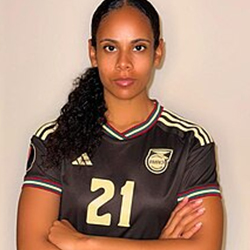 Izzy Groves headshot